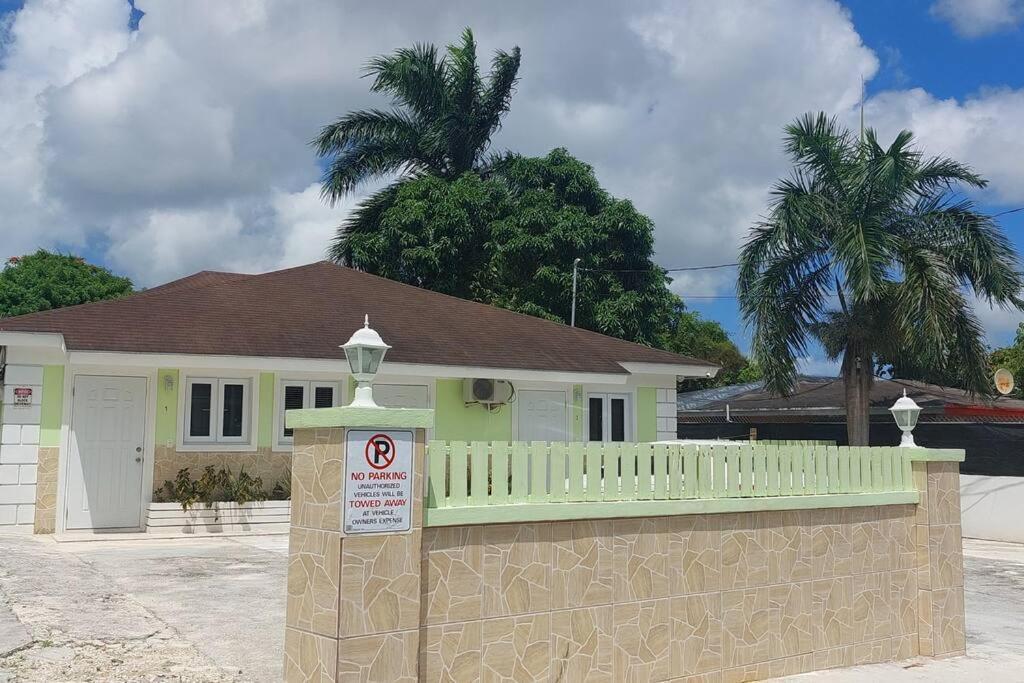 Budget & Basic In Local Neighborhood, 7Min Drive To Downtown Nassau Beach Paradise Apartment Ngoại thất bức ảnh