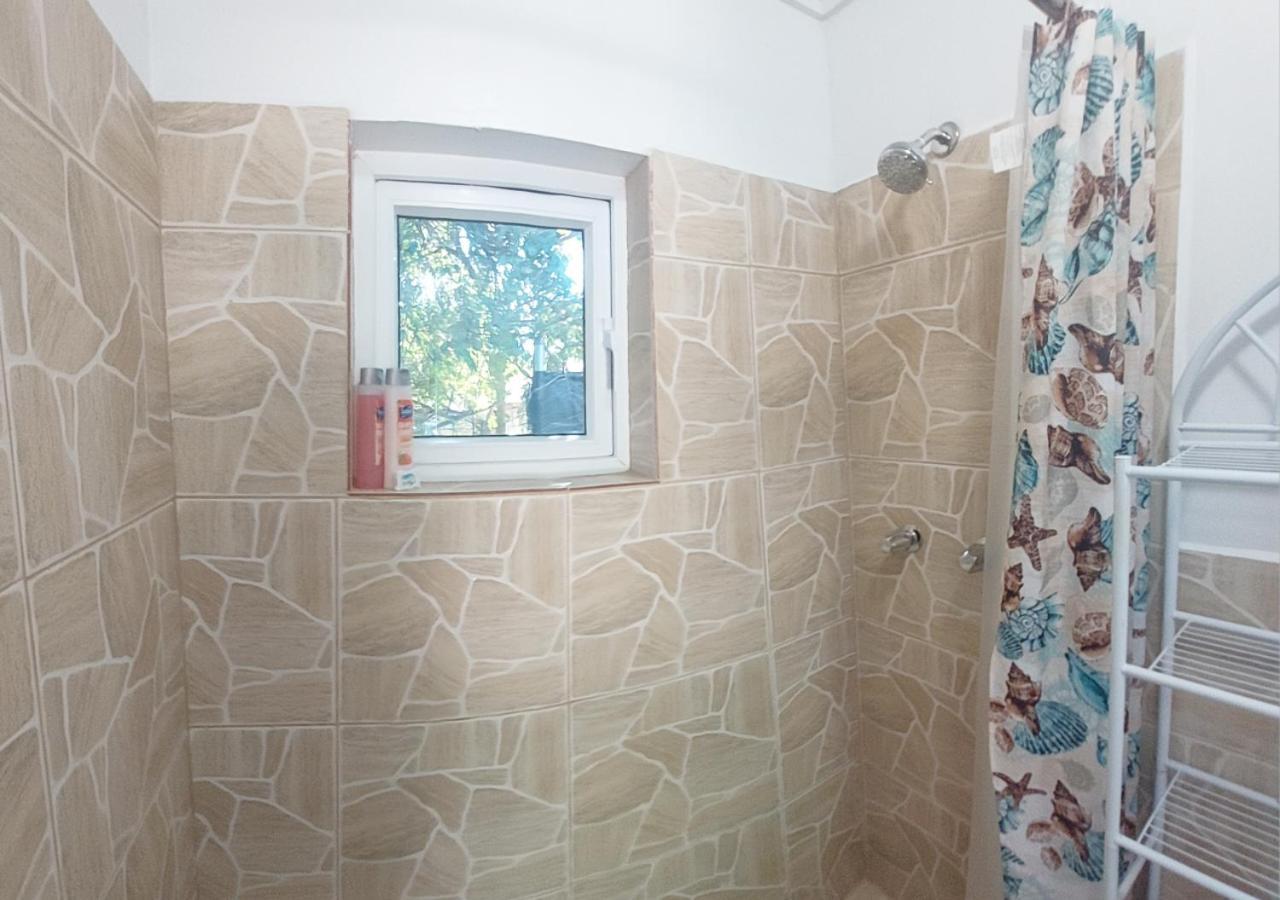 Budget & Basic In Local Neighborhood, 7Min Drive To Downtown Nassau Beach Paradise Apartment Ngoại thất bức ảnh